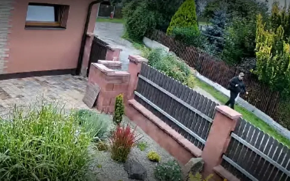 Zloděj vybílil manželům dům, zatímco na zahradě sekali trávu, podezřelého zachytila bezpečnostní kamera