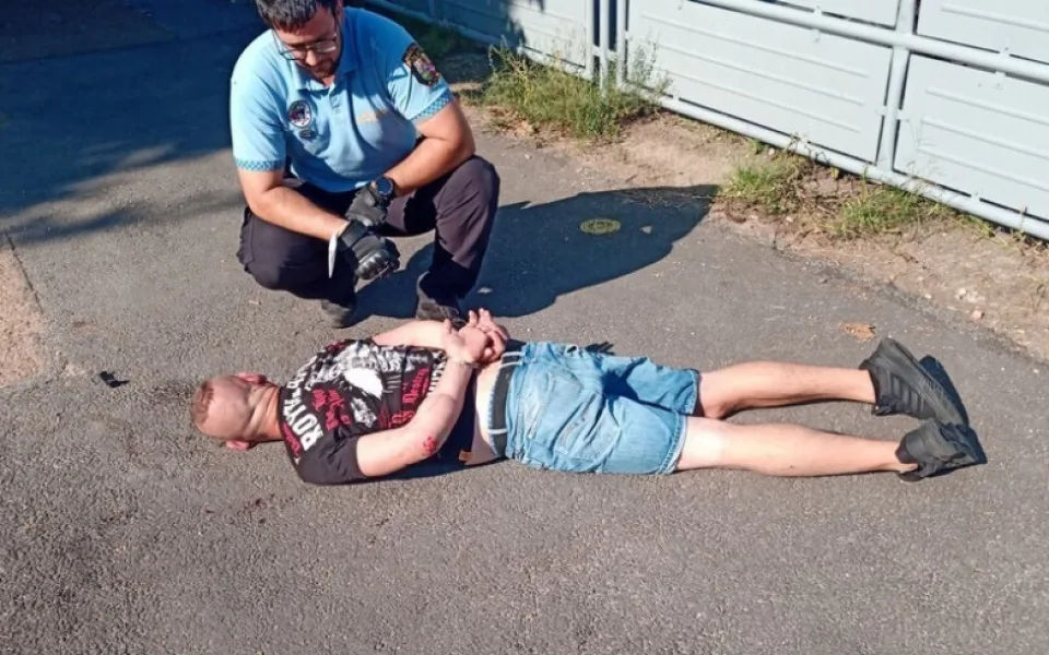 Muž napadl na nádraží svou bývalou přítelkyni, další opilý útočník dotíral na policisty