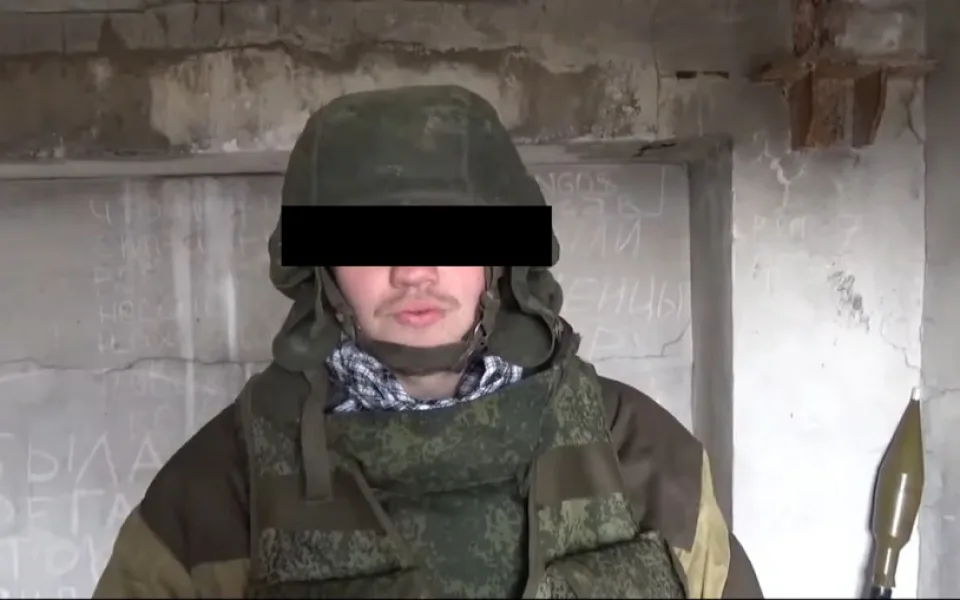 Foto z videozáznamu, němž Lukáš N. v uniformě a se zbraněmi vypráví ruským novinářům kde, jak a proč v Doněcku a Luhansku bojuje.
