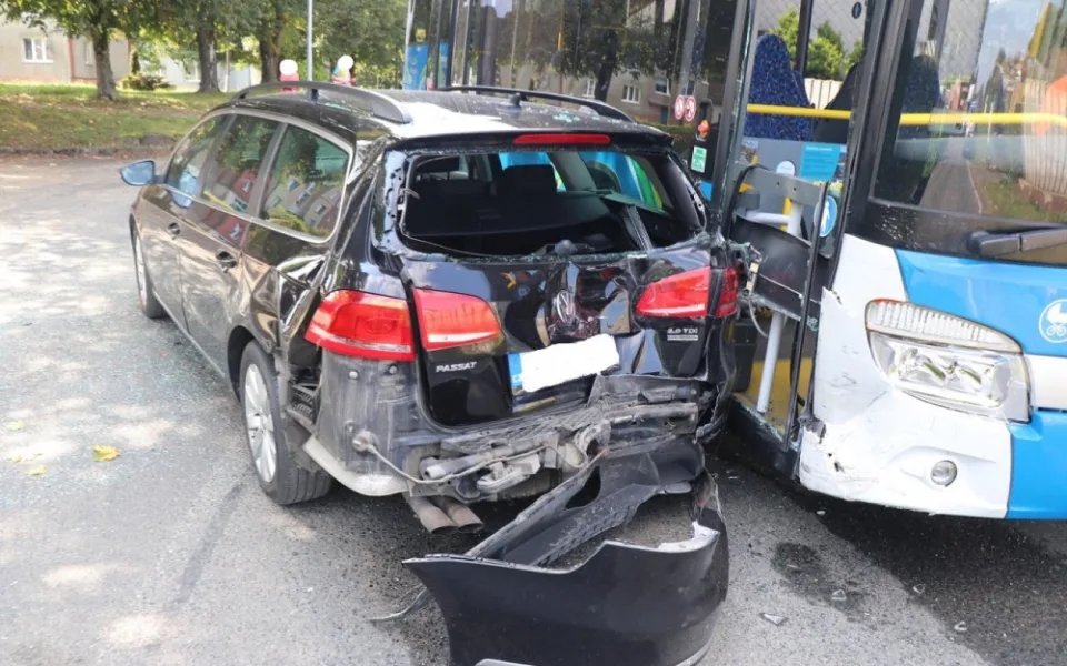 Řidička nezajistila svůj vůz proti rozjetí