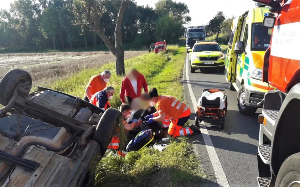 Při střetu dvou vozidel na Plzeňsku zůstalo jedno z nich převrácené na střeše v příkopu