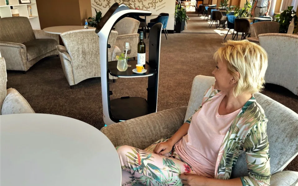Šumavský hotel začal jako první využívat robotickou servírku, hosté jsou nadšení