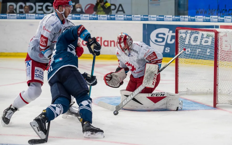 Domácí extraligová premiéra se Plzni vydařila, Třinec porazila 3:2