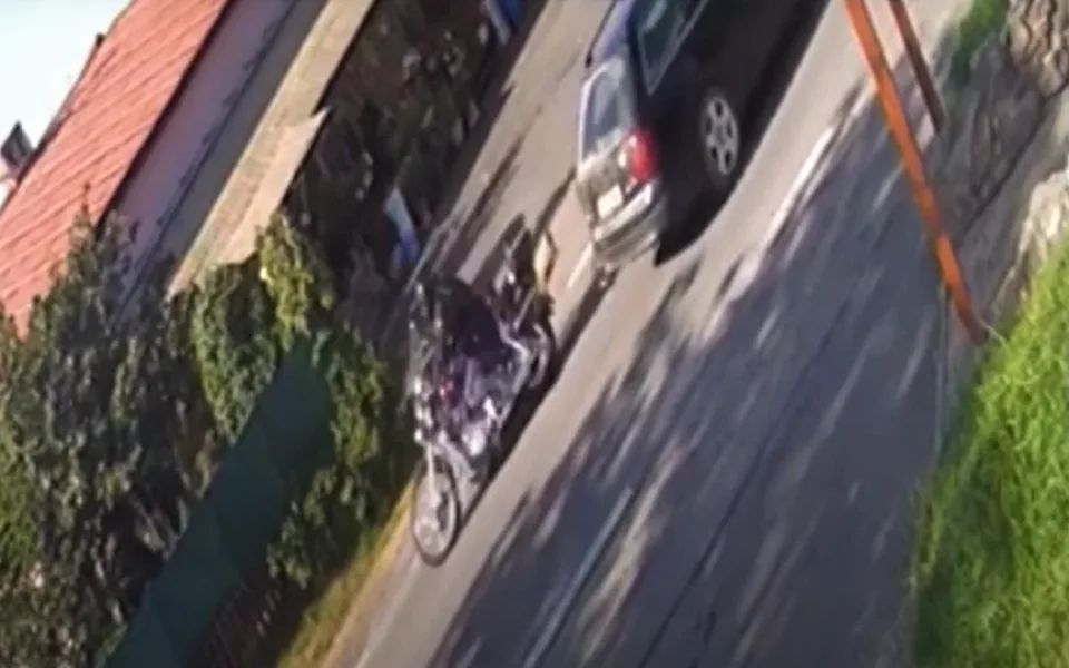 Neznámý řidič Audi A6 při odbočování vlevo srazil motorkáře a od nehody ujel, střet zachytila kamera