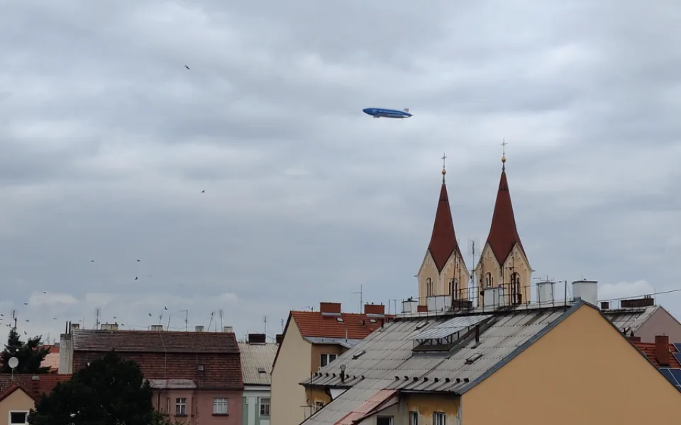 Zeppelin ovládl nebe nad Plzní, největší vzducholoď světa je delší než největší osobní Airbus