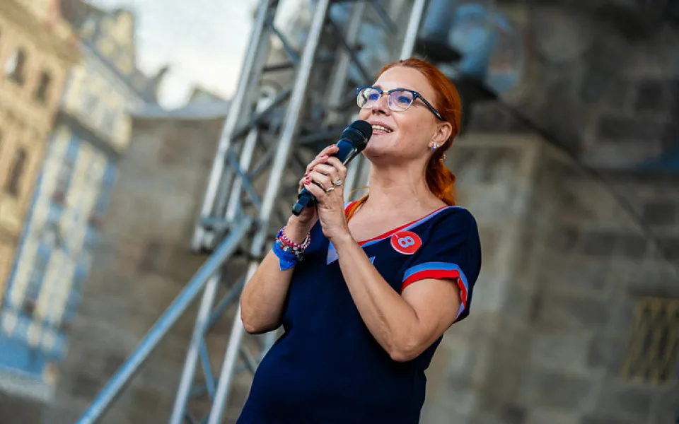 size4-16321535488918-139-prvni-dama-ceske-pravice-je-bojovnice-klepe-na-dvere-parlamentu
