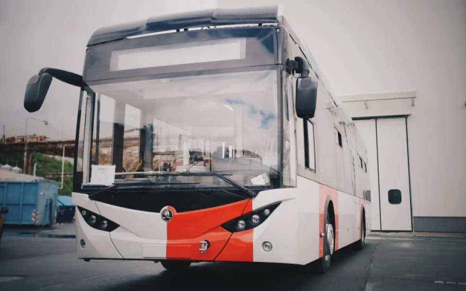 Na zkušební jízdu do ulic Plzně vyjede první elektrobus pro pražský dopravní podnik
