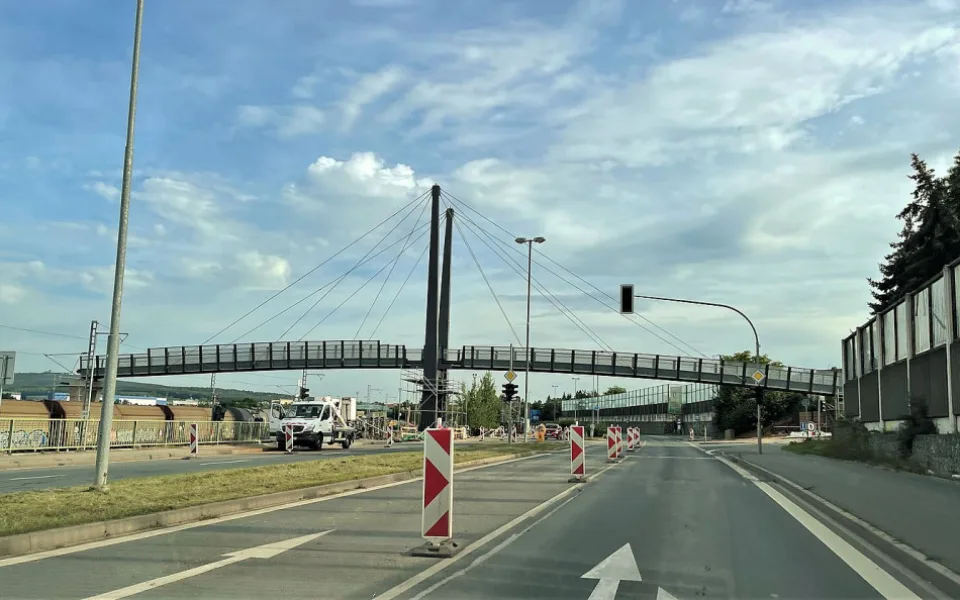 Lávka překlenula ulici U Seřadiště
