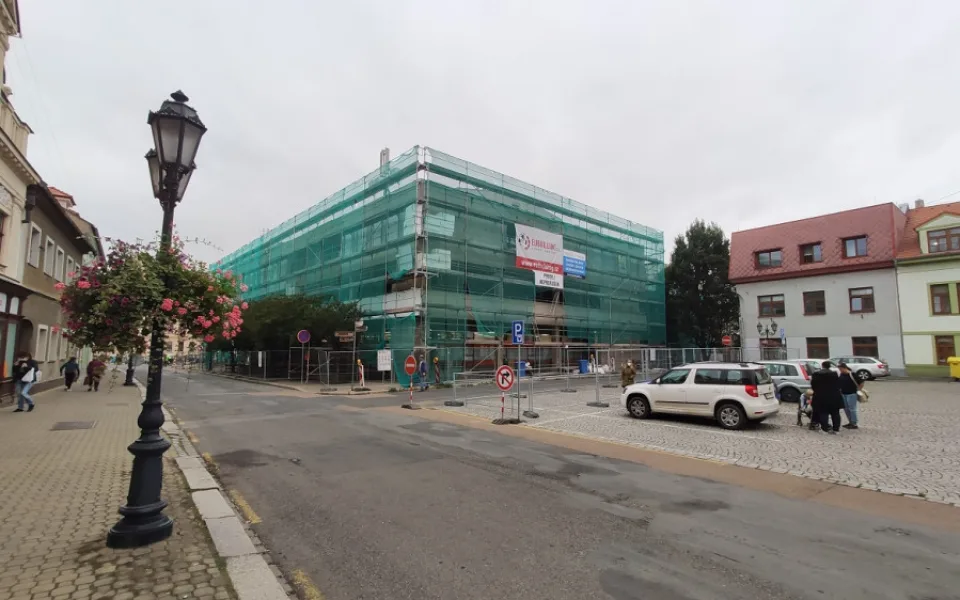 Obchodní dům na historickém náměstí nikdy nezapadal, nyní dostane nový kabát