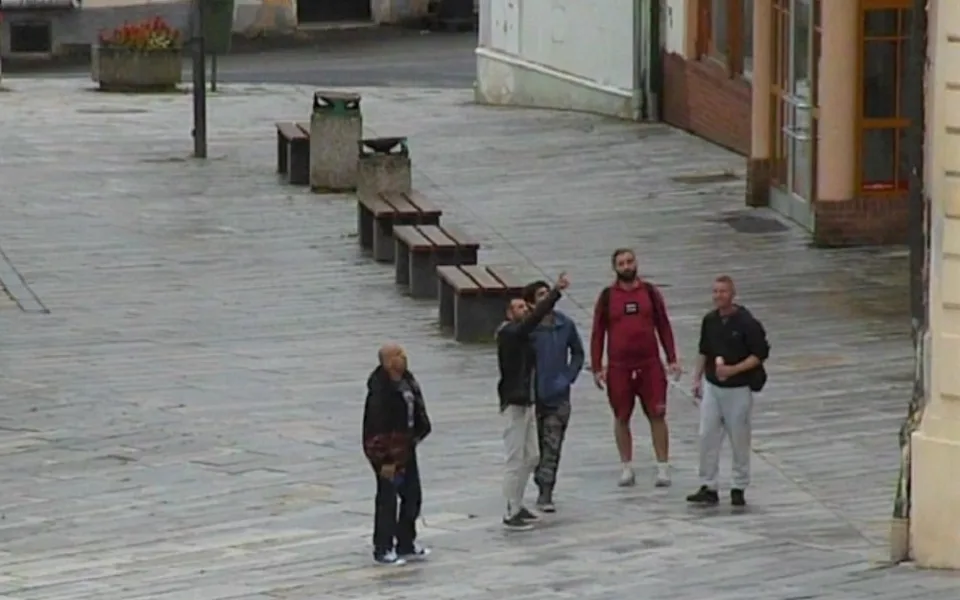 Útočník s nožem v ruce řádil u stánku s kebabem, police hledá svědky napadení