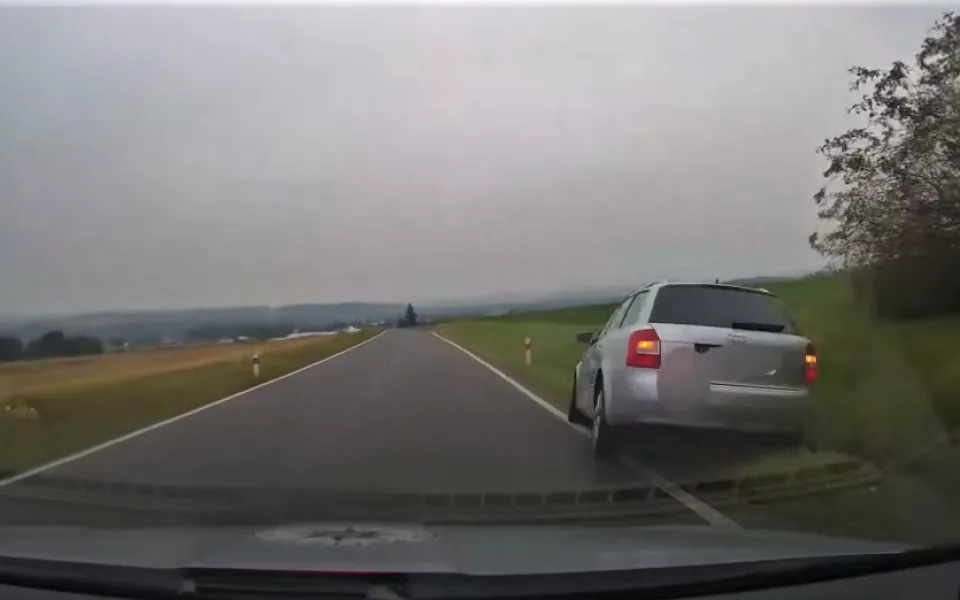 Zdrogovaný řidič s vozem Audi při divoké honičce s policií naboural jiný automobil