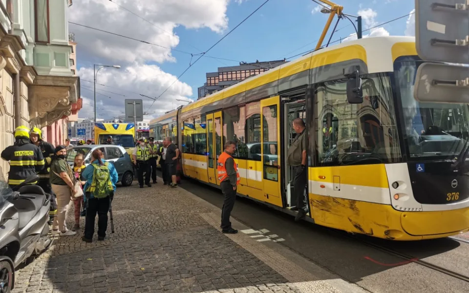 Řidička osobáku se srazila s tramvají, skončila v nemocnici