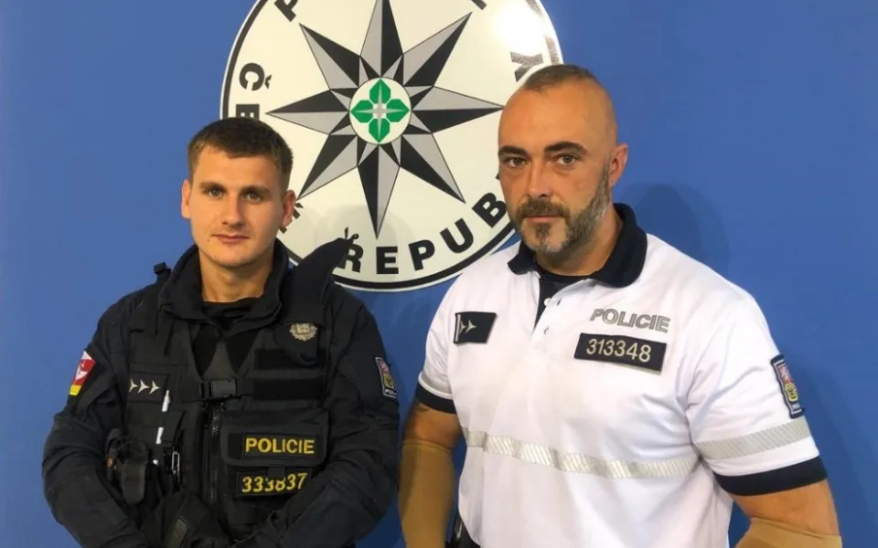 Neváhali ani minutu… Z hořícího objektu zachránili policisté tři děti