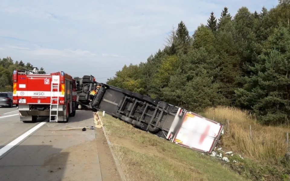 Kamion plný sýra se na dálnici D5 odporoučel do příkopu, řidiče postihl mikrospánek