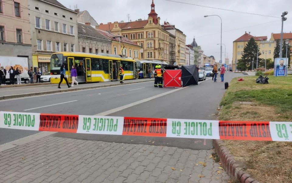 Auto usmrtilo mladou dívku, dobíhala tramvaj mimo přechod
