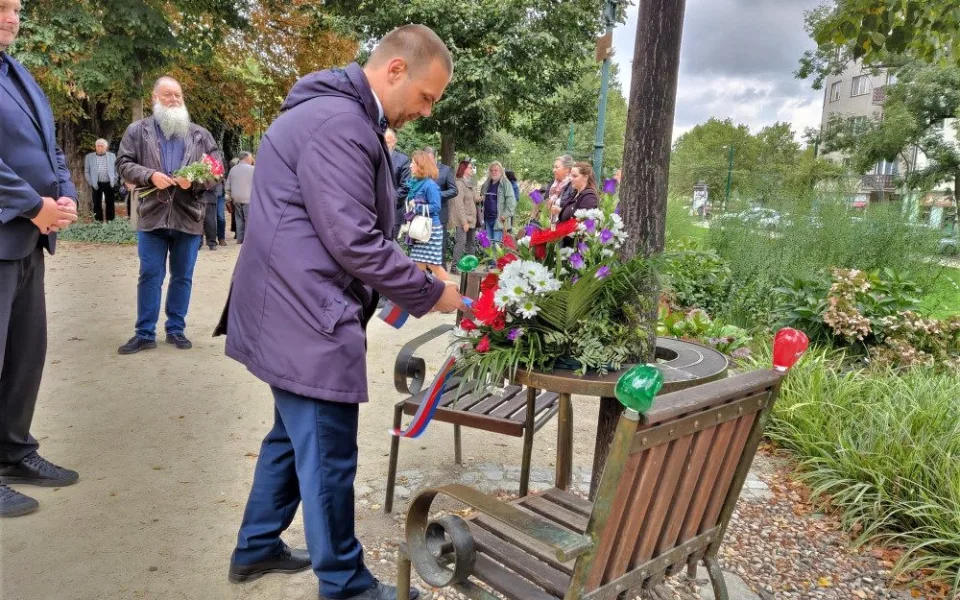 Primátor Plzně Martin Baxa položil květiny u lavičky připomínající Václava Havla