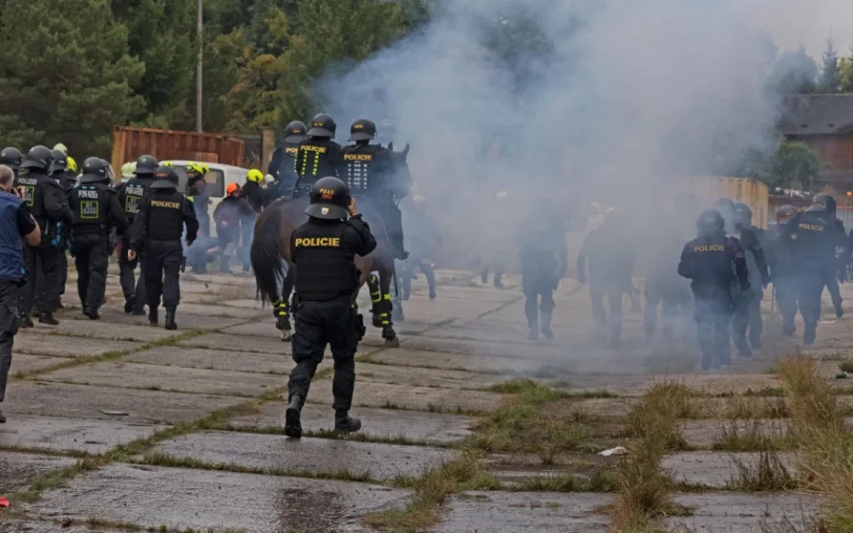 Pouliční násilí i výcvik v divoké vodě, čeští a němečtí policisté se sešli na rozsáhlém cvičení
