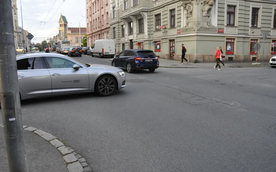 Oprava křižovatky si vyžádá omezení i změny zastávek hromadné dopravy
