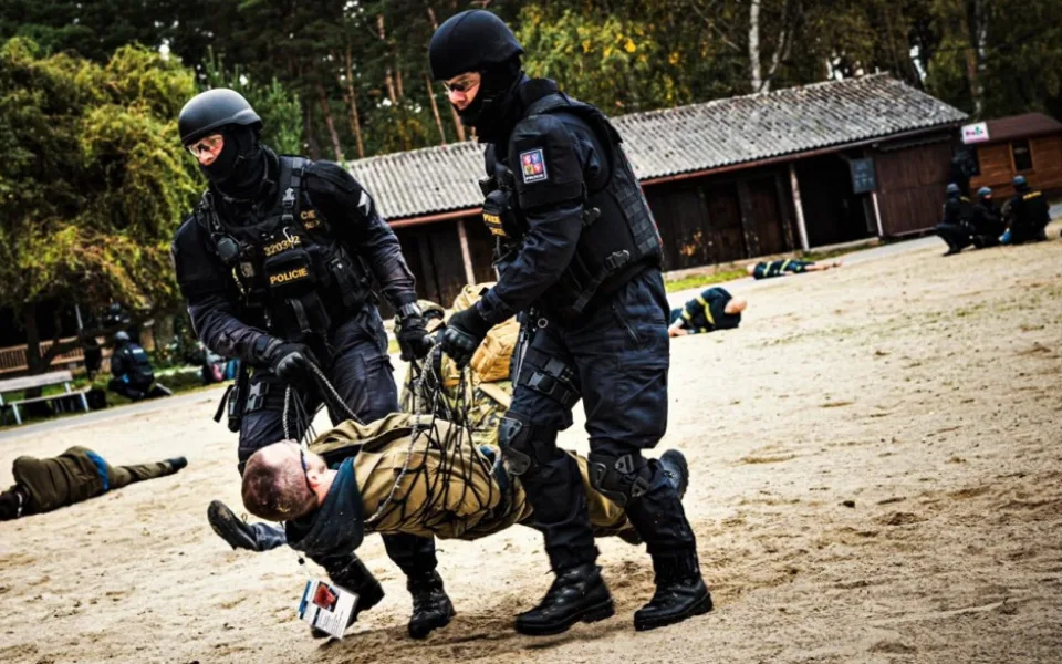 Krvavá akce, policisté a záchranáři nacvičovali zásah proti střelcům, kteří zaútočili na účastníky technoparty