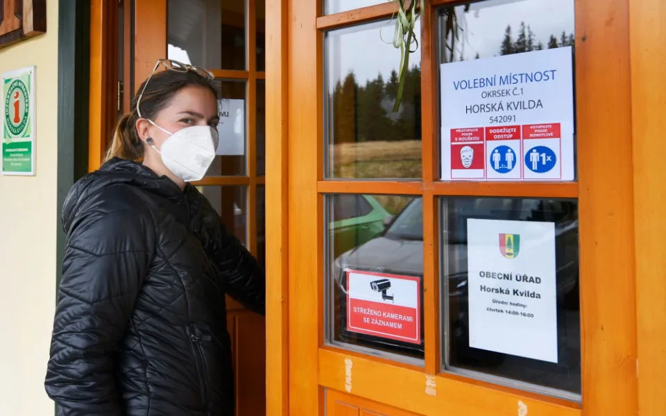 VOLBY 2021: První volební den je u konce. Na Šumavě hlasuje více turistů než místních