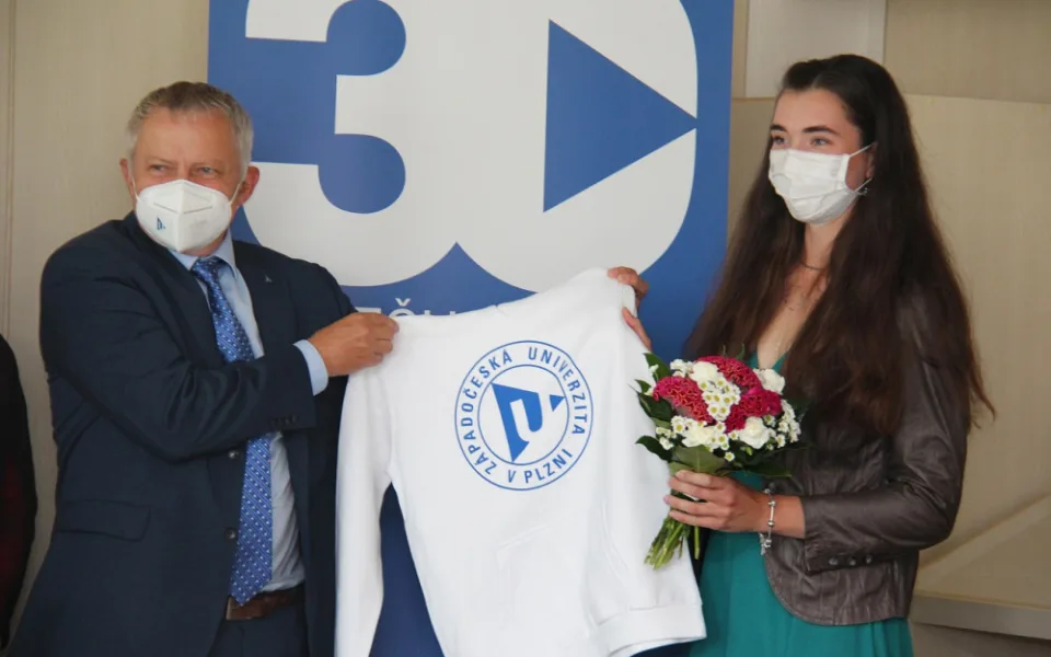 Rektor ZČU Miroslav Holeček a lukostřelkyně Marie Horáčková