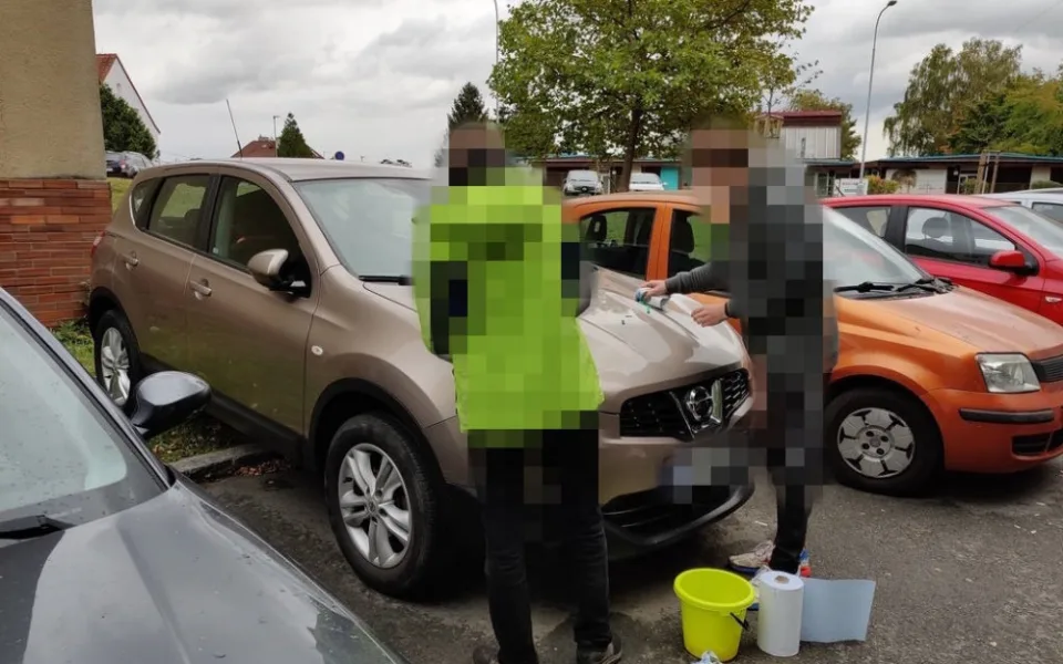 Kluci z nudy malovali po autech, strážníci je přiměli vše umýt