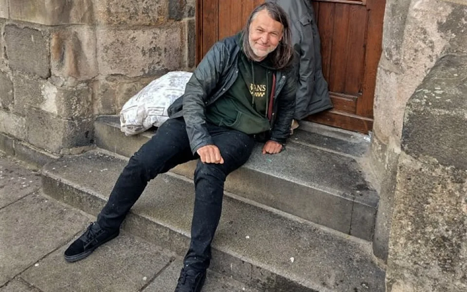 Na těchto schodech u bočního vchodu do katedrály prožil Honza nepřetržitě čtyři měsíce