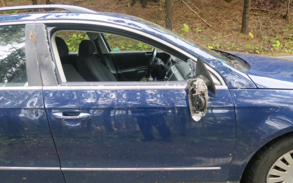 Zlomený smrk se zřítil na projíždějící auto, vichřice si celkem vyžádala 351 výjezdů hasičů