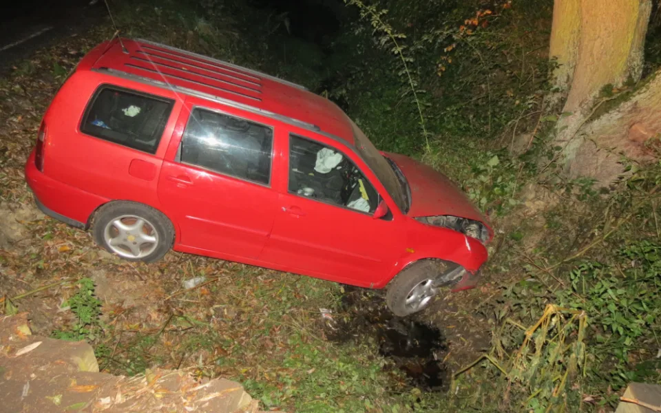 Policisté vyšetřují záhadnou nehodu, řidič havaroval do příkopu a zmizel