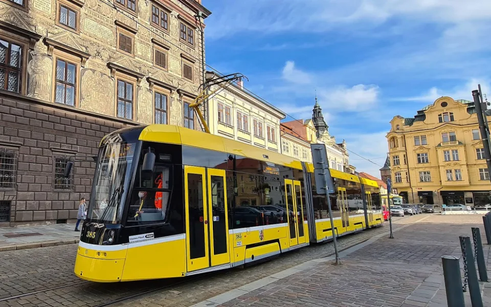 Nejmodernější tramvaj vyrobená přímo pro Plzeňáky poprvé vyrazila do ulic i s cestujícími. Poskytne komfort i bezpečí