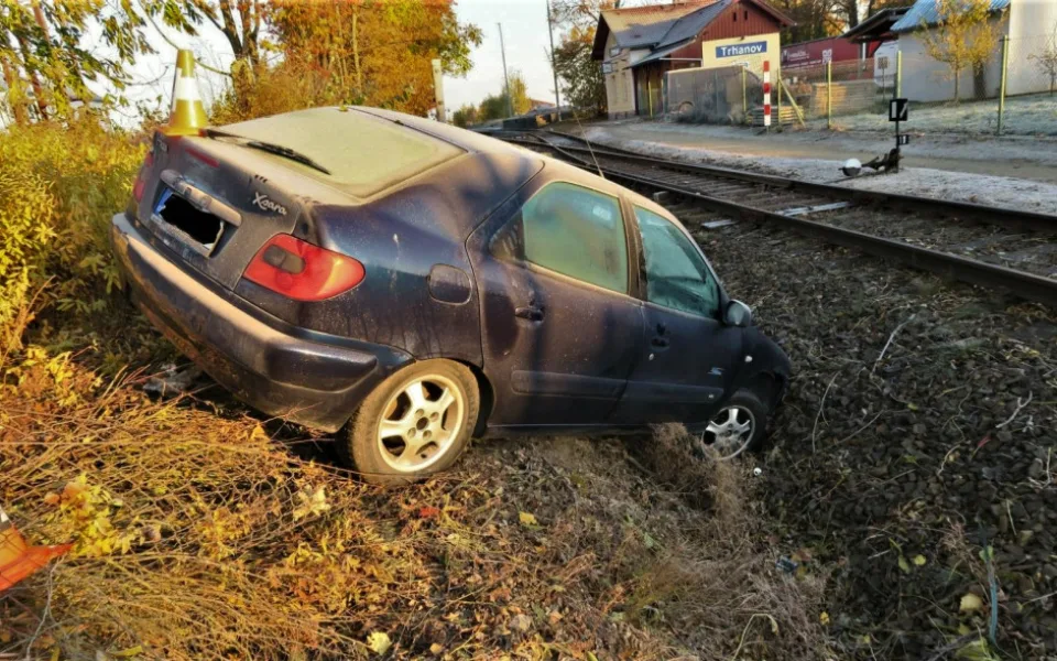 Opilý motorista prorazil plot, sjel s autem téměř až do kolejiště a pak odkráčel na ubytovnu