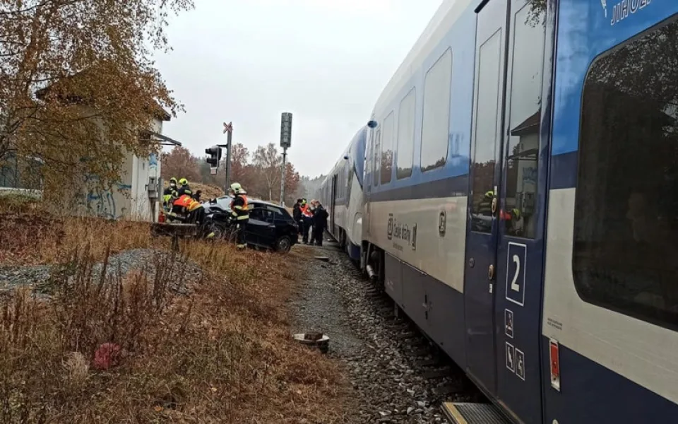 Vlak smetl na železničním přejezdu vůz značky Audi, jeho řidič nerespektoval červené světlo