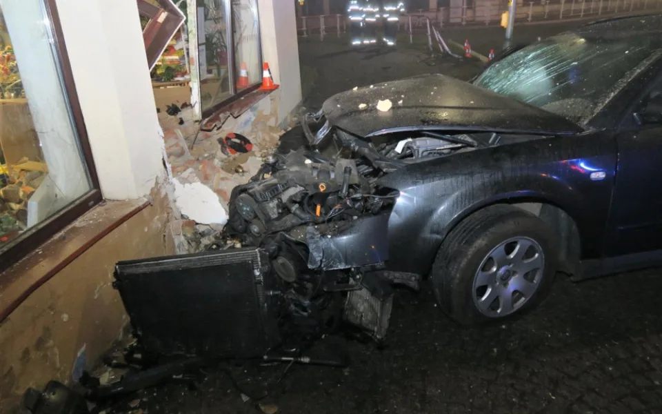 Auto se po nárazu doslova probouralo do prodejny