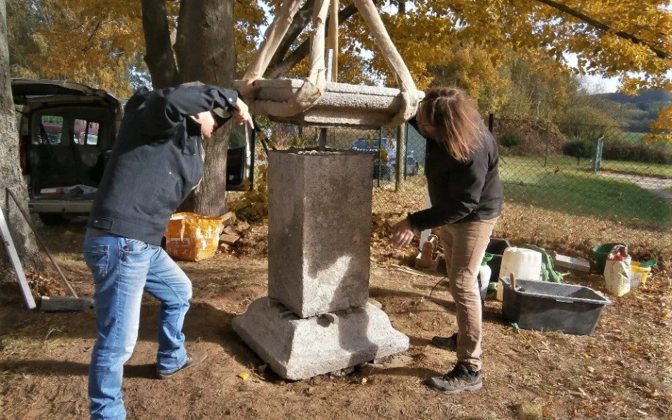 Restaurátoři rozebrali a opravili slavná Lomikarova Boží muka v Klenčí pod Čerchovem