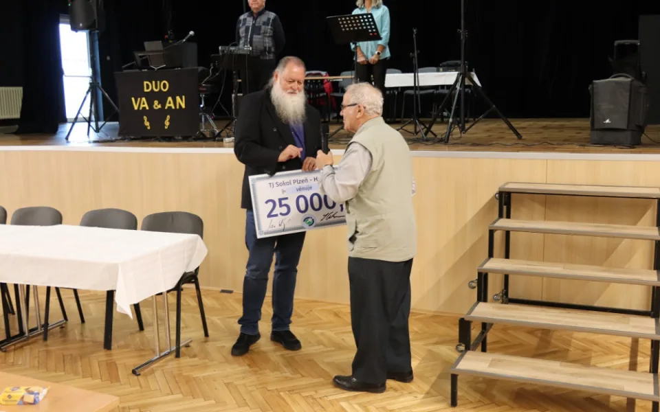 Starosta Aschenbrenner předal finanční šek na 25 000 Kč