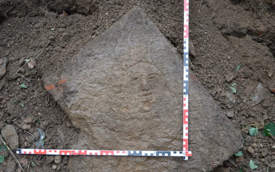 Archeology překvapil středověký smajlík i staré pohřebiště u zaniklé kaple plaského kláštera