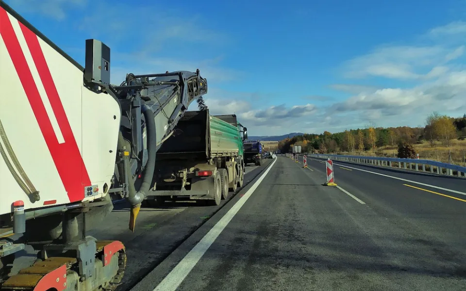 Končí další nepříjemná uzavírka na D5, motoristům se otevírá cesta z Plzně na Prahu