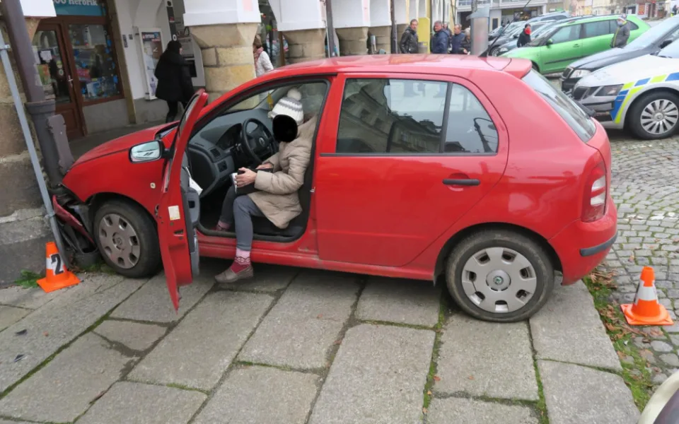 Seniorka (85) se zákazem řízení usedla za volant, popletla pedály a havarovala