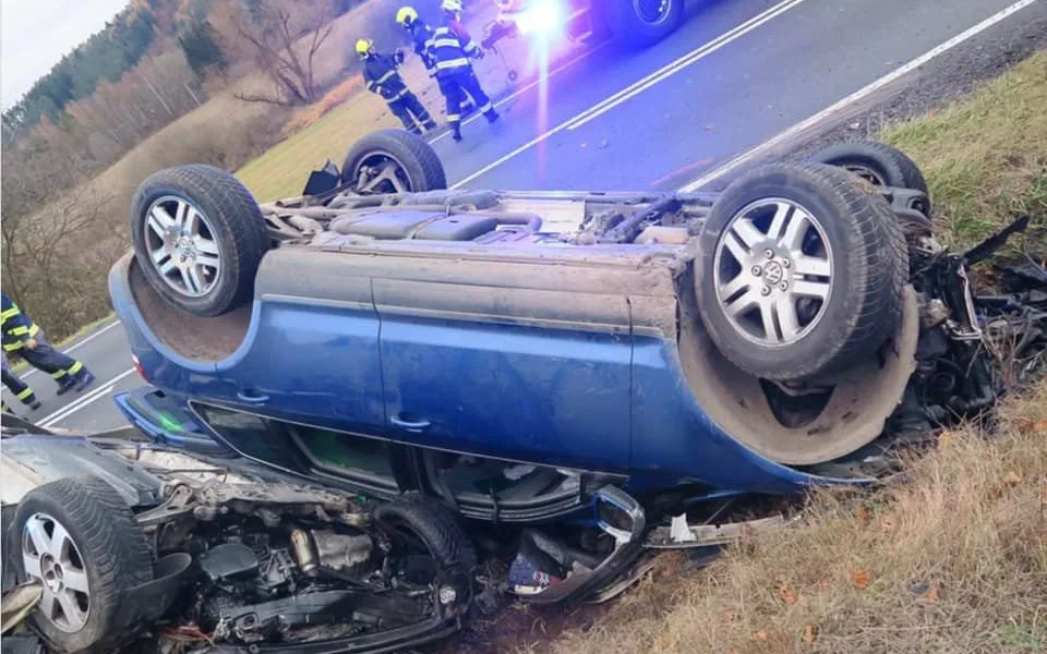 Při čelním střetu dvou osobních automobilů se zranili čtyři lidé, jedna žena je v kritickém stavu