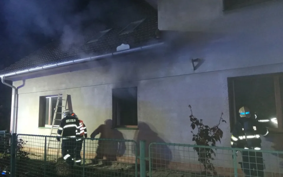 Při požáru rodinného domu se žena nadýchala zplodin, hasiči jí poskytli kyslíkovou terapii
