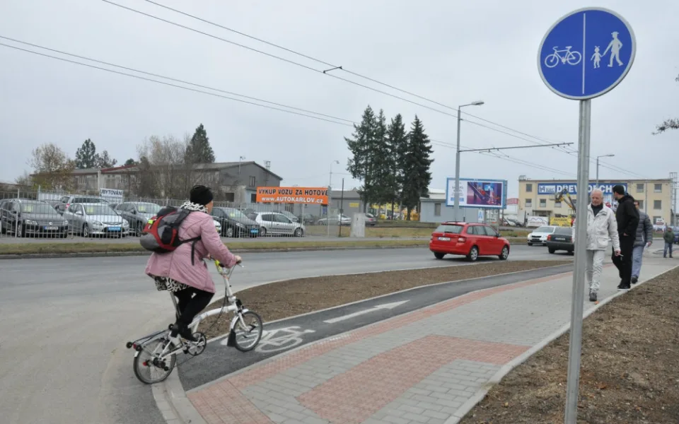 Cyklisté v Plzni se konečně dočkali chybějícího stometrového úseku stezky na Karlově