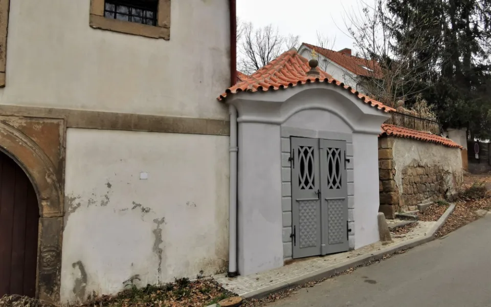 Barokní kaplička v Plzni na Roudné prošla rekonstrukcí, z nenápadné památky je skvost