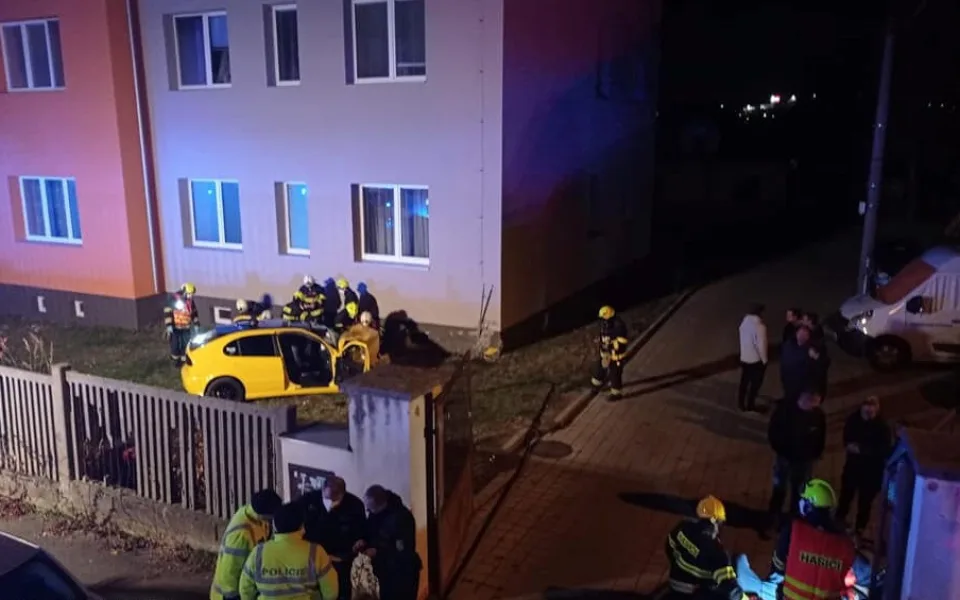Auto proletělo ve vysoké rychlosti otevřenou bránou na dvůr a narazilo do domu, tři lidé se zranili