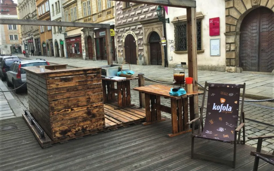Majitel baru chce podpořit prodejce ze zrušených trhů, zdarma jim nabízí k využití venkovní předzahrádku