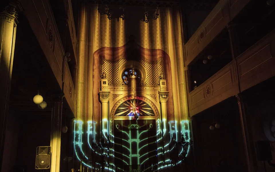 Osm světel rozzářilo Starou synagogu, unikátní světelná instalace oslavuje židovský svátek Chanuku