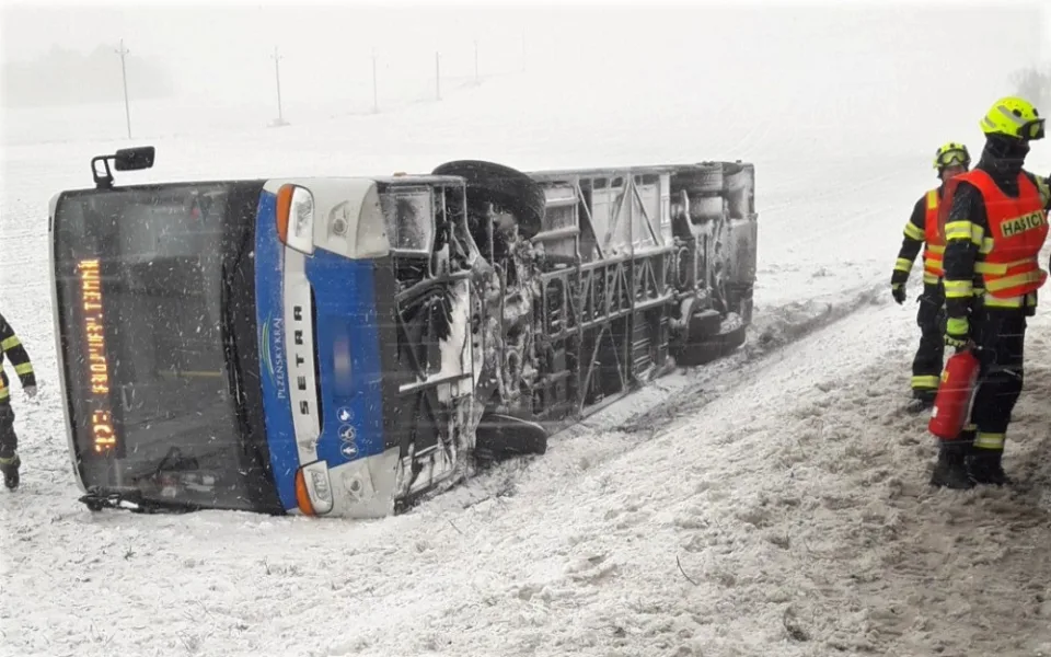 Převrácený autobus u Bezvěrova