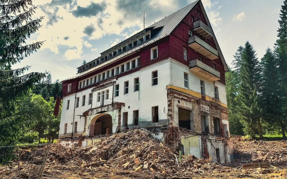 Takto začala v červenci blesková demolice hotelu Rixi. O deset dní později už byl srovnaný se zemí