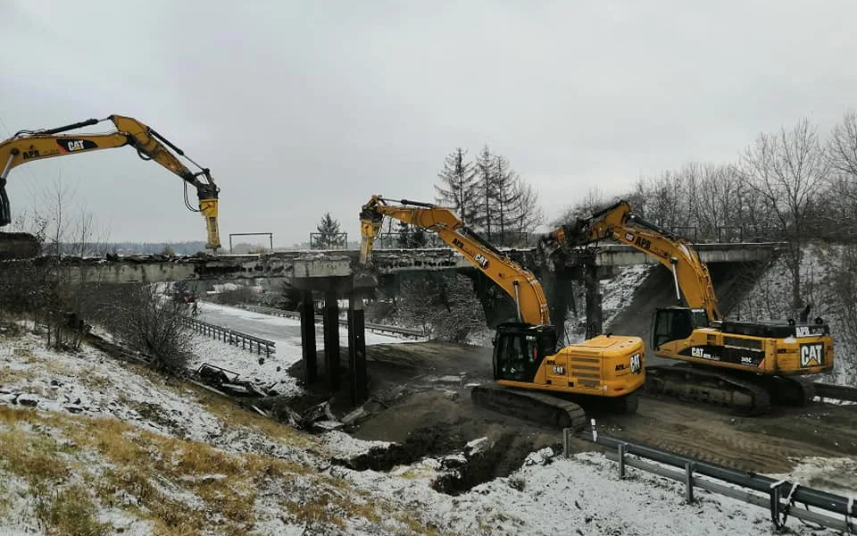 Těžká technika začala s demolicí nebezpečného mostu nad silnicí z Plzně do Karlových Varů