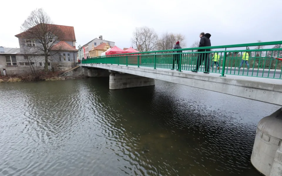 Na nově opraveném mostě v Horšovském Týně se bezpečně vyhnou i dva náklaďáky