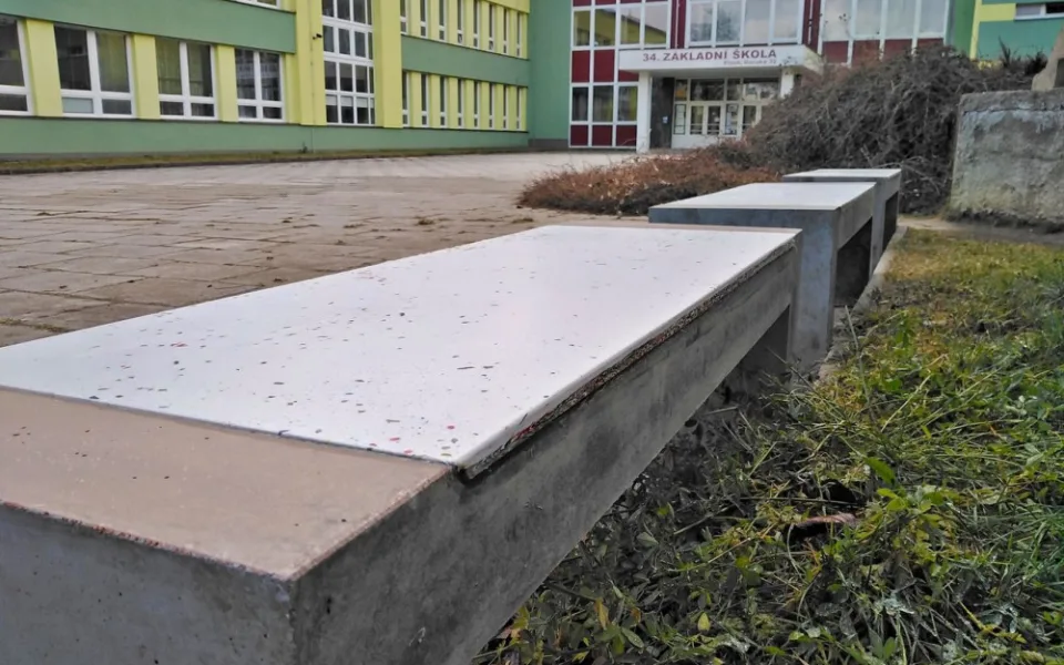 Recyklované lavičky z betonu, demoliční suti a plastu budou bytelnější a designově nápadité